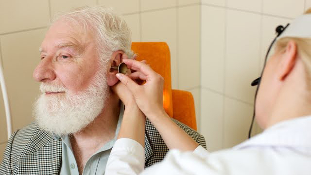 耳の検査を受けるおじいさん