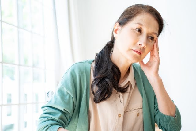 耳が気になる女性