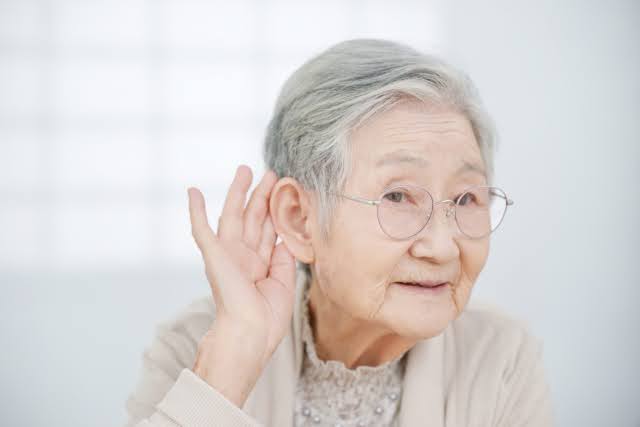 聞こえづらい高齢の女性