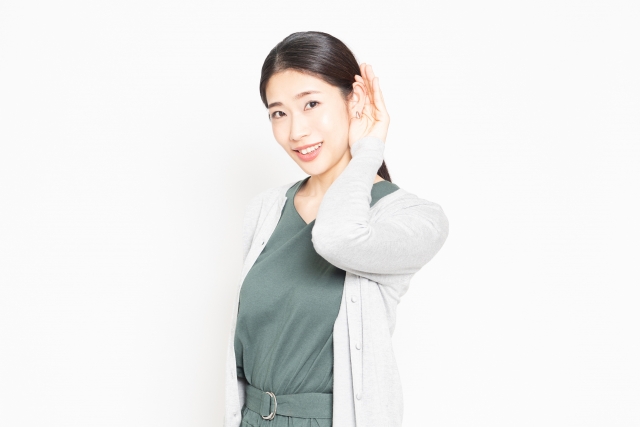 片耳で音を聞いている女性