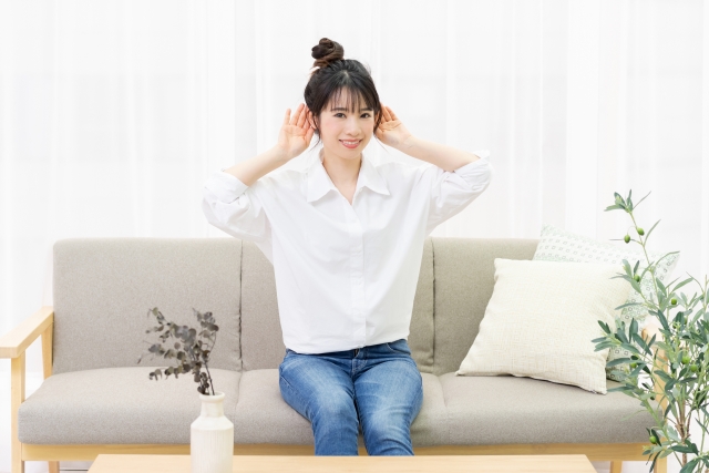 両耳で音を聞いている女性