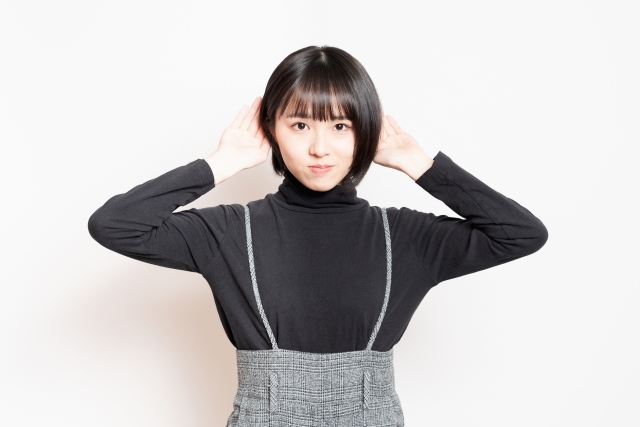 両耳でしっかり音が聞こえている女性