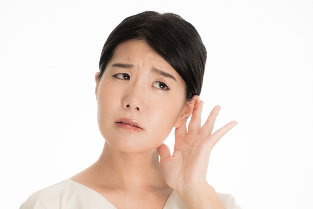 耳に違和感のある女性