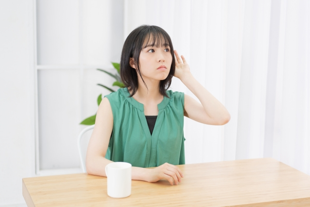 聞き耳を立てる若い女性