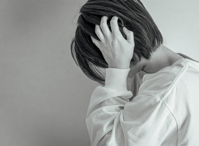 頭を悩ませる女性