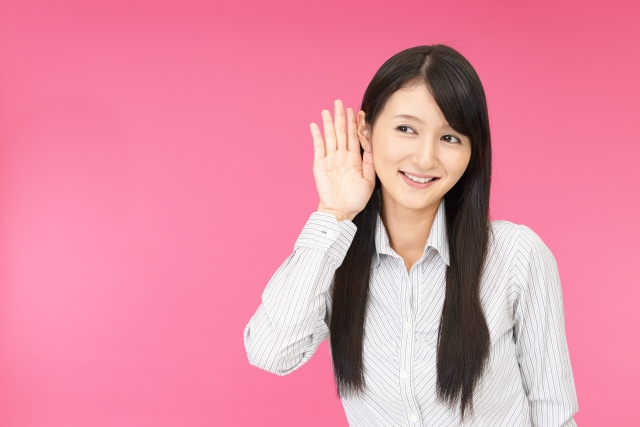 聞き耳を立てる女性