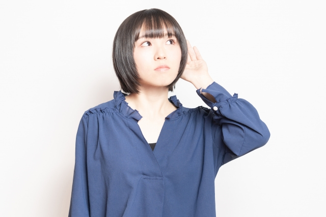 遠くの音を聞く女性