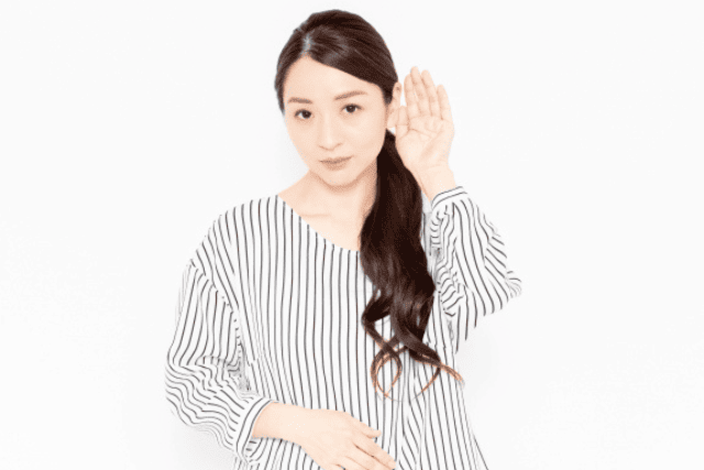 耳を澄ましている女性