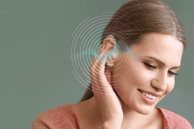 る補聴器を装着している女性