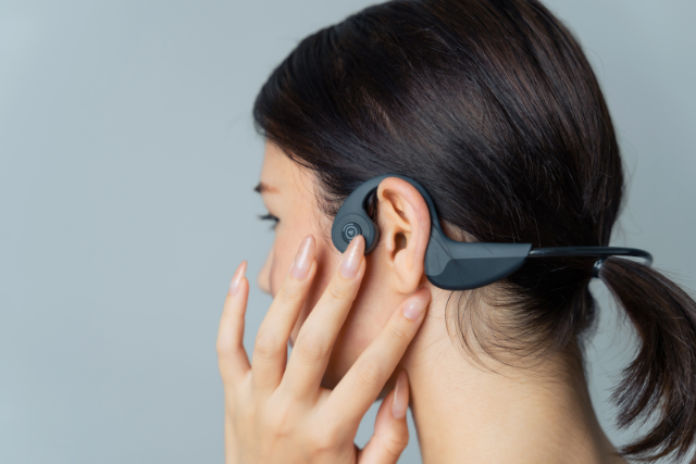 骨伝導イヤホンを装着している女性