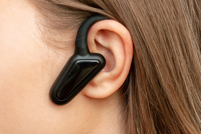 骨伝導イヤホンを装着している耳