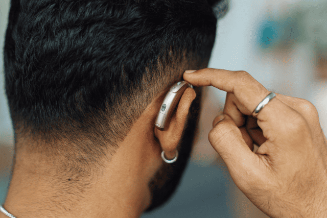 補聴器を装着する男性