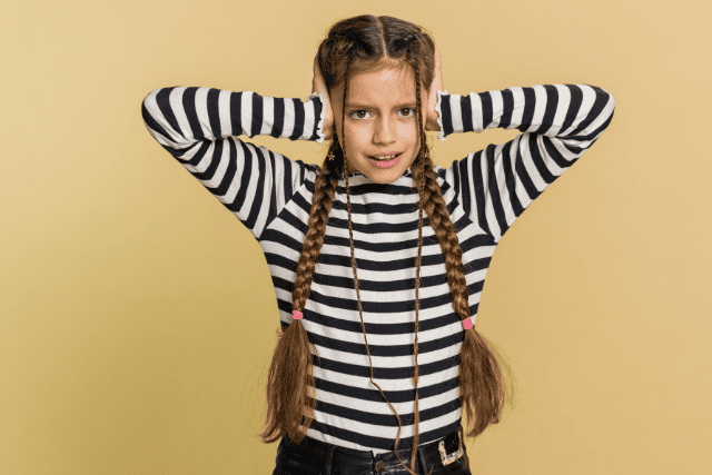 耳をふさぐ少女