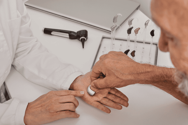 補聴器を専門医から手に取る様子