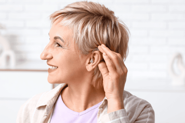 補聴器を装着してほほ笑む女性