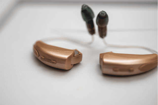 テーブルの上の補聴器