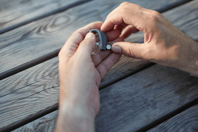 補聴器を触っている人の手元