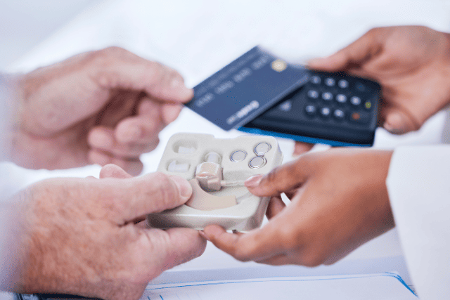 補聴器を購入している様子