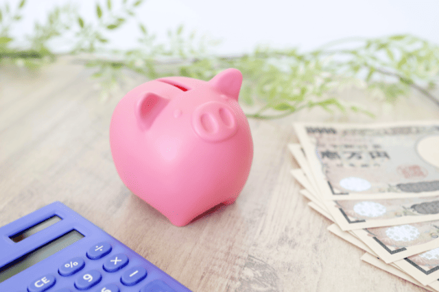 電卓とお金と豚の貯金箱