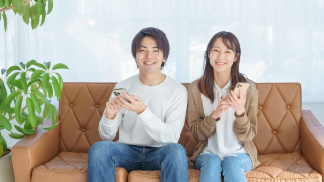 補聴器について意見をする男女