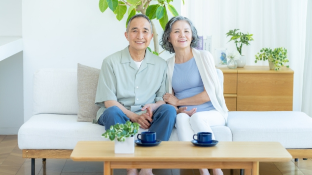 自宅のリビングで穏やかに過ごすご高齢の夫婦