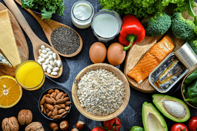 野菜や魚などのたくさんの食材