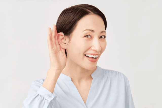 耳を澄ませている女性