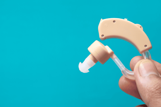 補聴器を手で持っている様子