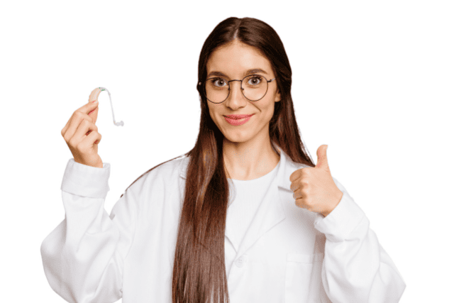 補聴器を持ってサムズアップする白衣を着た女性