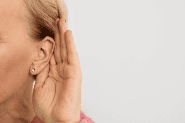 耳を澄ませている女性