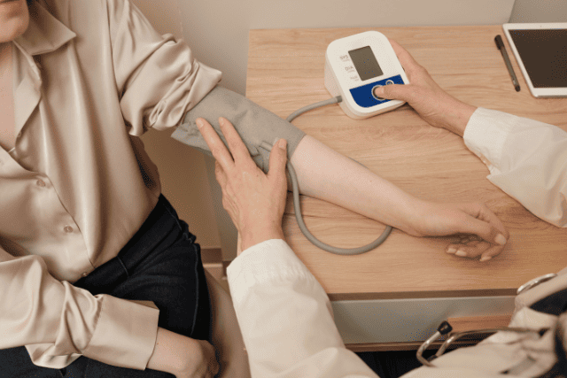 血圧を測っている医師と患者