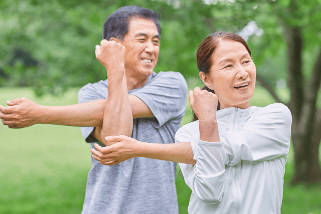 屋外でストレッチをする男女