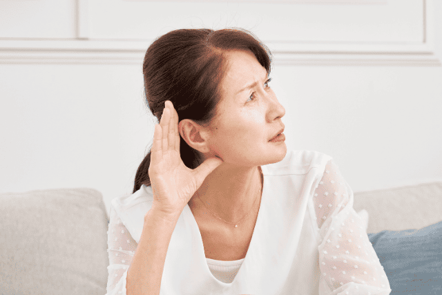 難聴を感じているこちらに耳を澄ませる女性