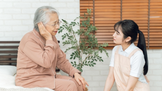 聞こえについて相談する高齢女性