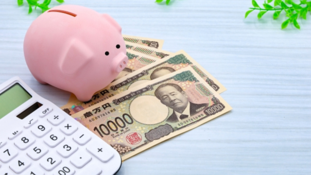 貯金箱とお金のイメージ