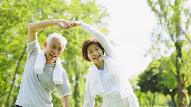 老夫婦が笑顔で体操をする様子