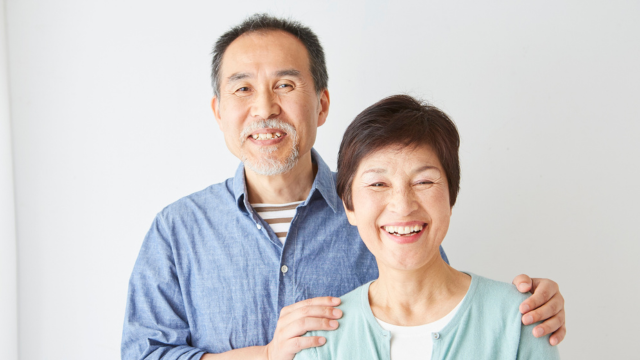 老夫婦が笑っている様子
