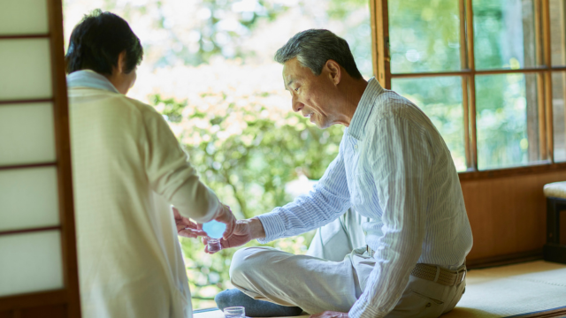 縁側に老人が座っている様子