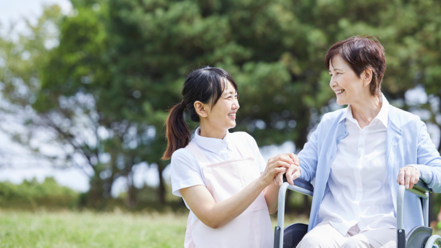 看護師が高齢者に寄り添っている様子