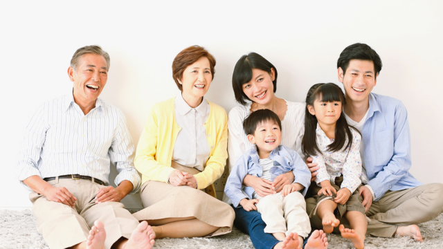 家族が記念写真を撮っている様子
