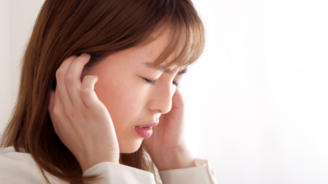 伝音性難聴に悩む女性