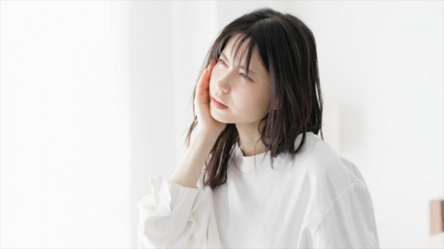 聞こえを気にする若い女性