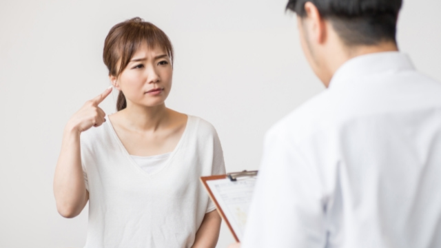 耳鼻咽喉科に相談する女性