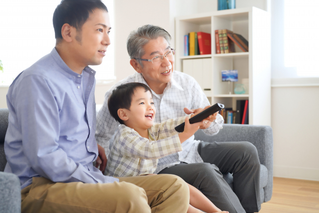 補聴器からテレビの音を聞き取るには？聞こえにくい時の対処法も紹介