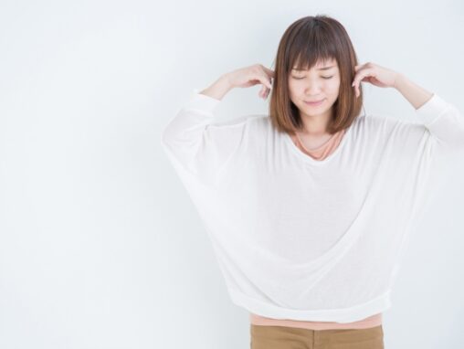 考え込んでいる女性
