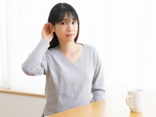 聞き耳を立てる女性