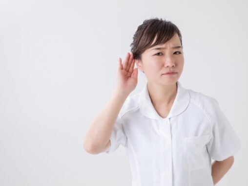 白衣姿の女性