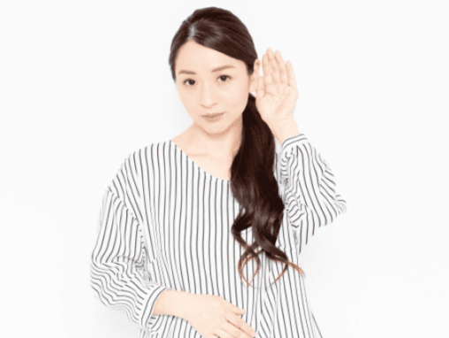 耳を澄ましている女性