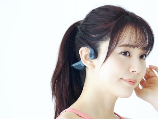 骨伝導イヤホンを着用している女性