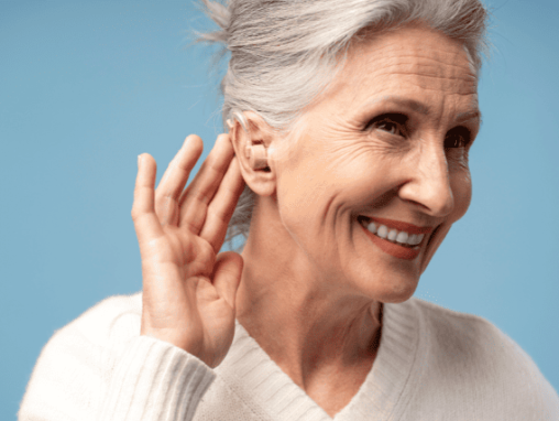 耳を澄ましている高齢女性